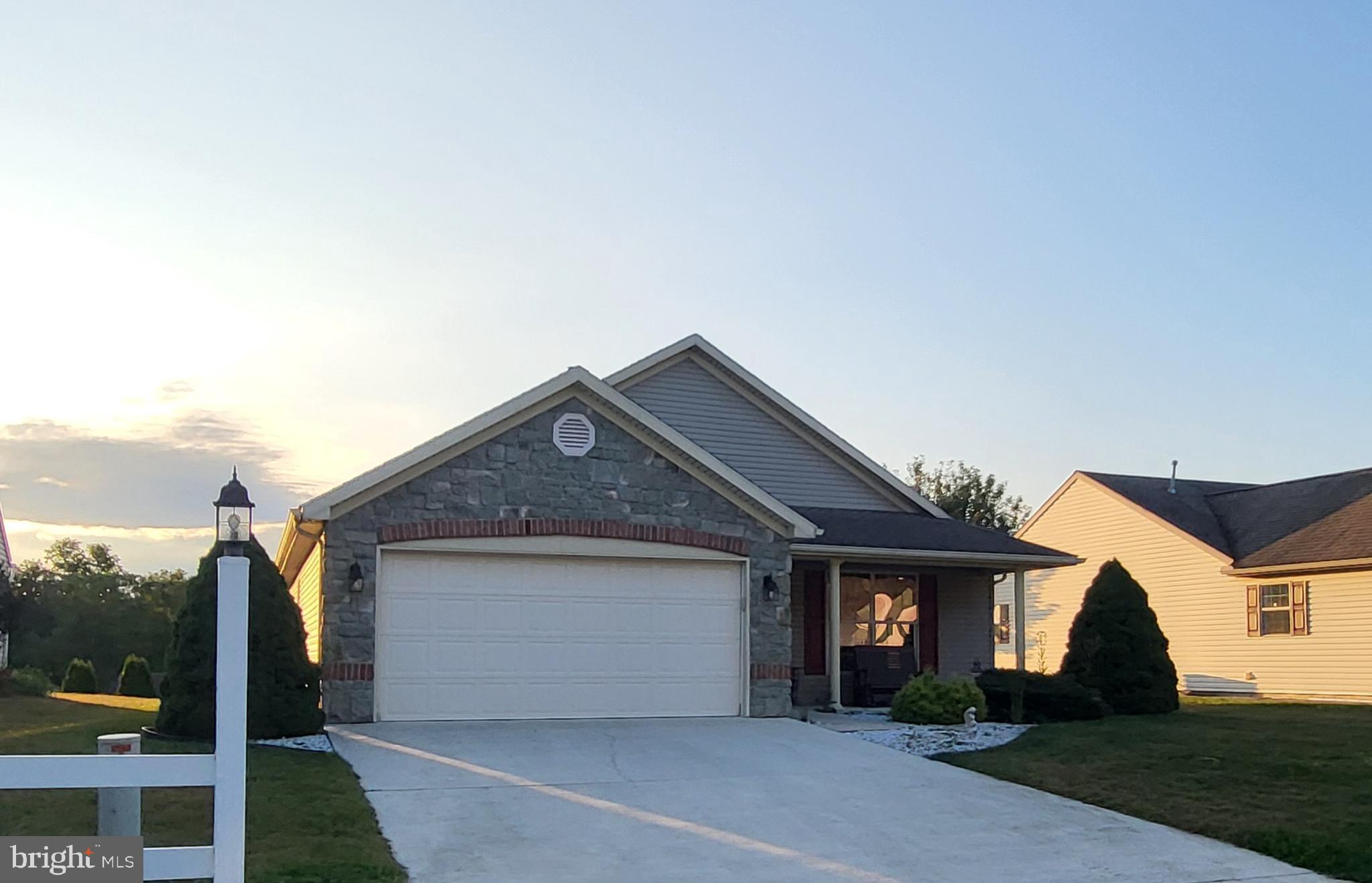 COUNTRY MANOR - Residential