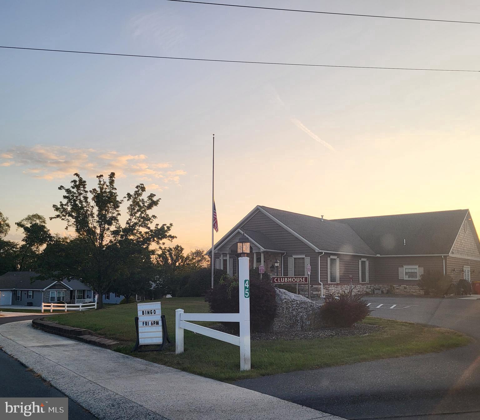 COUNTRY MANOR - Residential