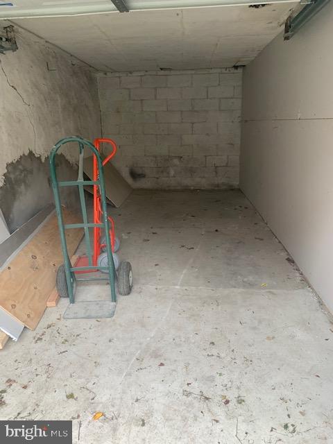 Secure 1-Car Garage for Rent – Need extra storage or a secure spot for your vehicle? This 1-car garage offers a private, locked space perfect for parking or additional storage. Conveniently located with ease of access to major roads and public transportation, this garage provides peace of mind and protection for your vehicle or belongings.