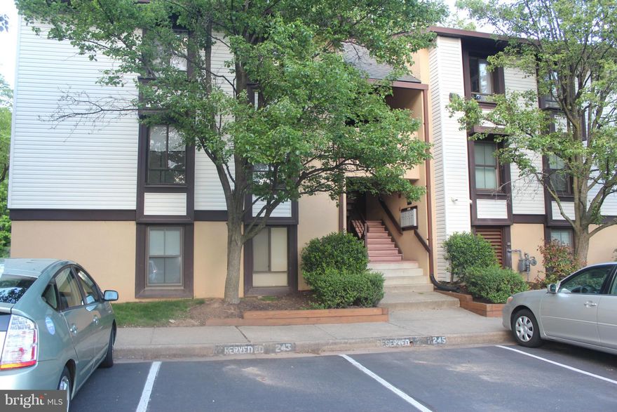 3BEDROOMS /2 FULL BATH in Reston. Recently updated kitchen and bathrooms. washer & dryer in unit.Large balcony backing to trees. Located within minutes from Reston Town Center, Dulles Airport & Wiehle-Reston Metro Station. LA is also Seller