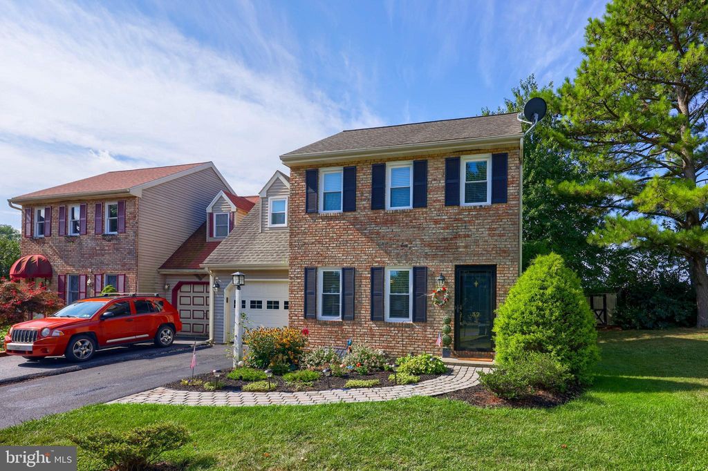 Photo of 37 WINDING WAY, LITITZ, PA 17543 (MLS # PALA2040234)