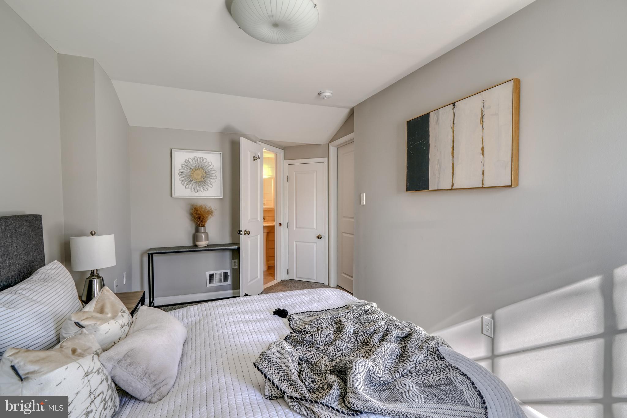 HOLLINS MARKET - Residential