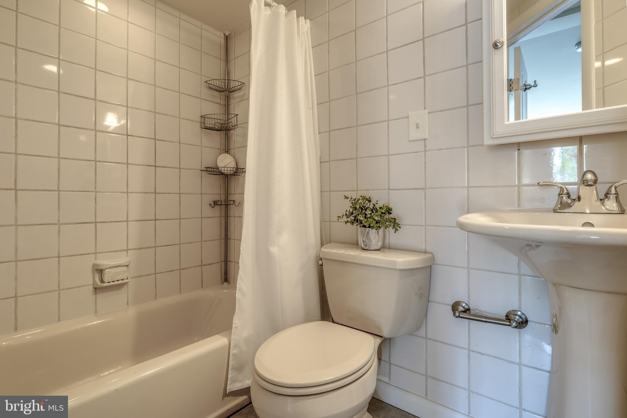 HOLLINS MARKET - Residential