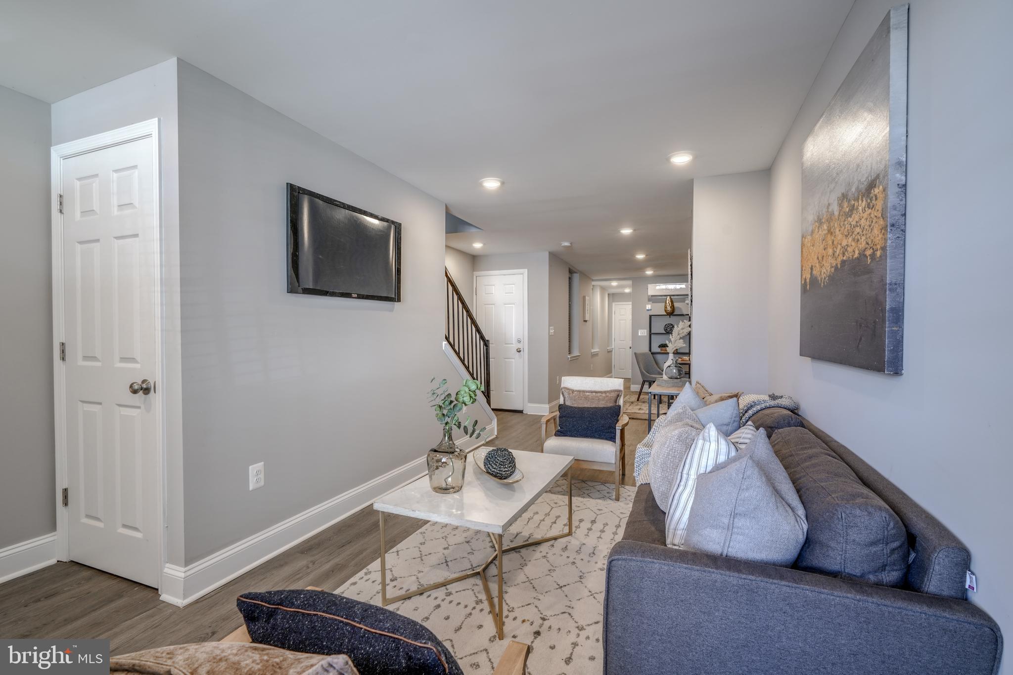 HOLLINS MARKET - Residential