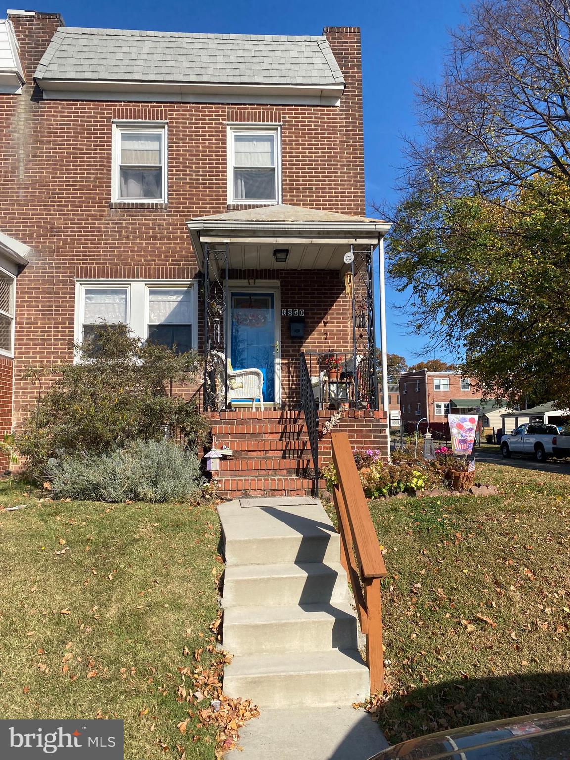 Welcome to this charming end-of-group townhome that offers a perfect blend of comfort and versatility. This 2-bedroom, 1-bathroom residence boasts a partially finished basement with separate laundry and utility rooms, making it an ideal space for both practical living and storage needs.
As you step inside, you'll immediately notice the cozy ambiance that envelops you. The main level offers a well-thought-out layout, with a spacious living area and a kitchen that is as functional as it is stylish. The kitchen is equipped with modern appliances and ample counter space, making meal preparation a breeze. The adjacent dining area is perfect for enjoying meals with family and friends.
A bonus room is at your disposal, offering incredible flexibility for your needs. Whether you require a third bedroom, a home office, a playroom for your little ones, or a hobby space, this room can easily adapt to your preferences.
But the appeal of this property doesn't stop there. Outside, you'll find a large, fully fenced-in yard, providing a secure and private space for outdoor activities, gardening, or simply enjoying the fresh air. Additionally, there are two off-street parking spaces in the rear alley, making parking a breeze and adding to the convenience of this townhome. Make sure to schedule your appointment today!