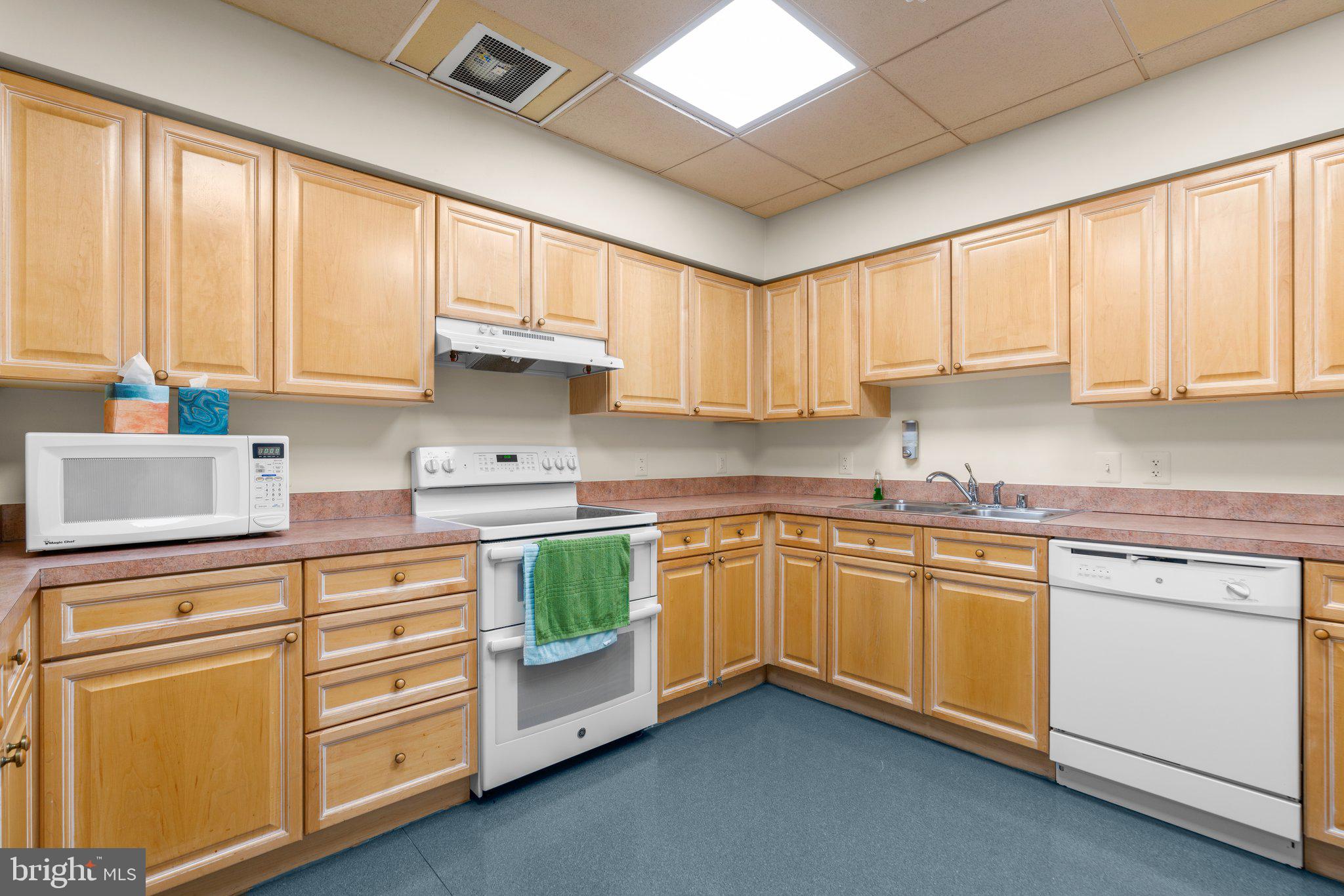 TURNBERRY COURTS AT LEIS - Residential Lease