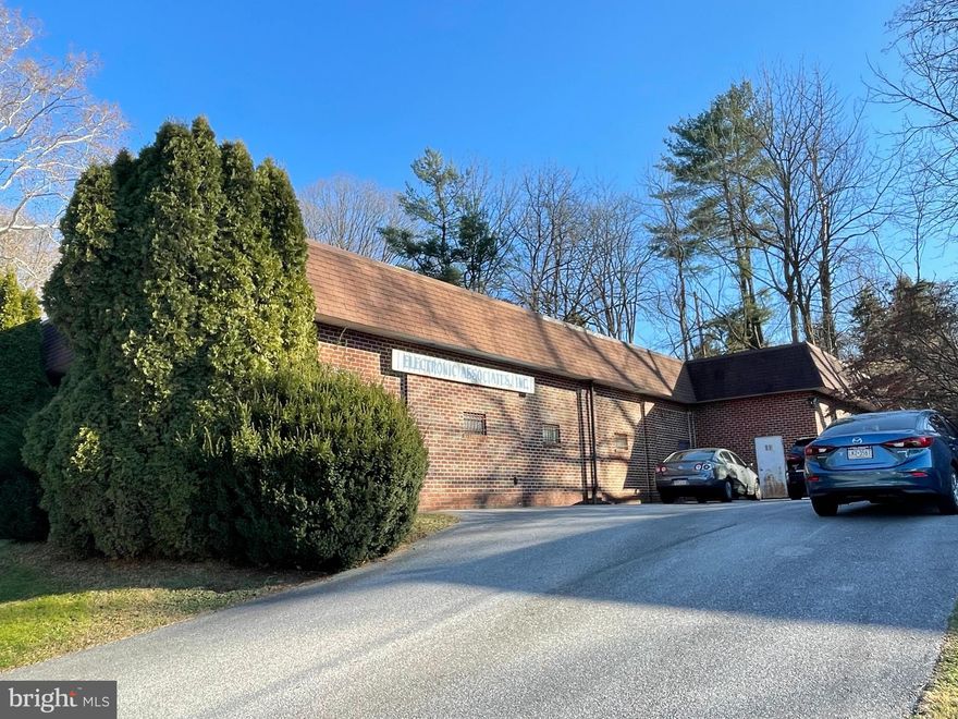 A rare and unique opportunity to own a warehouse in the heart of Newtown Sq. 5,486 ft.² with plenty of uses available. Warehouse includes 14 foot ceilings, a loading area and an office space.   Plenty of parking available.
