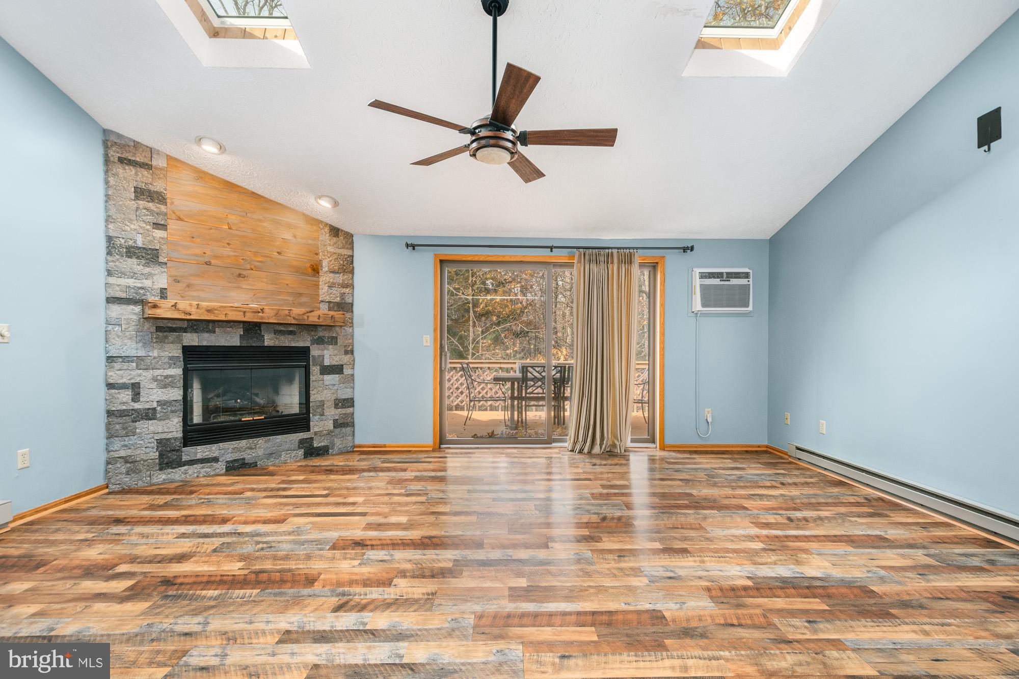 LAUREL BROOK - Residential