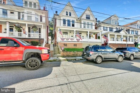 Townhouse For Sale - 630 Arlington Street<br/> TAMAQUA, PA 18252