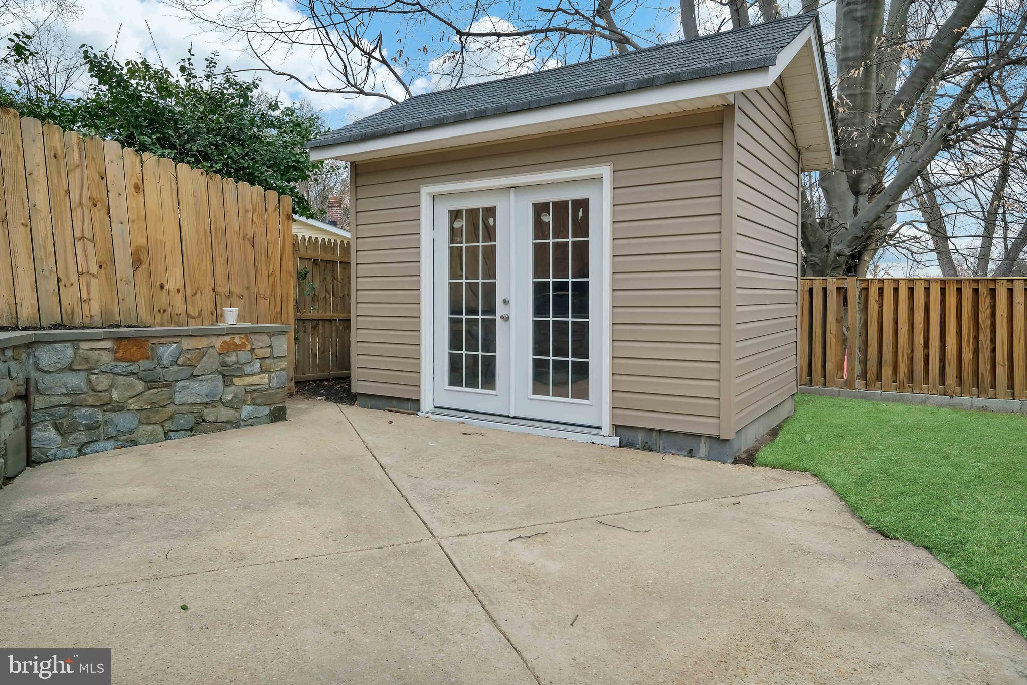 CONNECTICUT GARDENS - Residential Lease