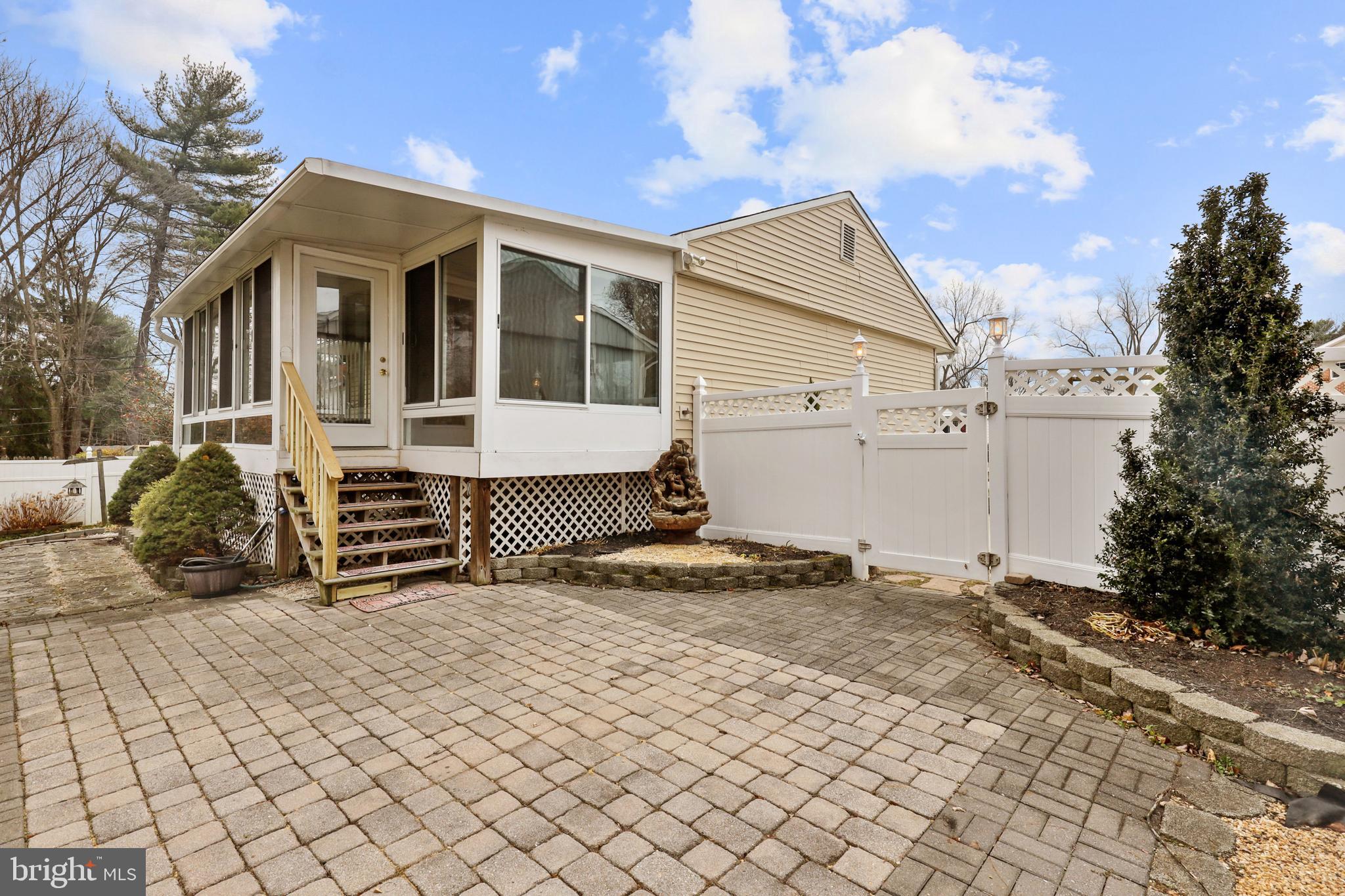 COUNTRY CLUB ESTATES - Residential