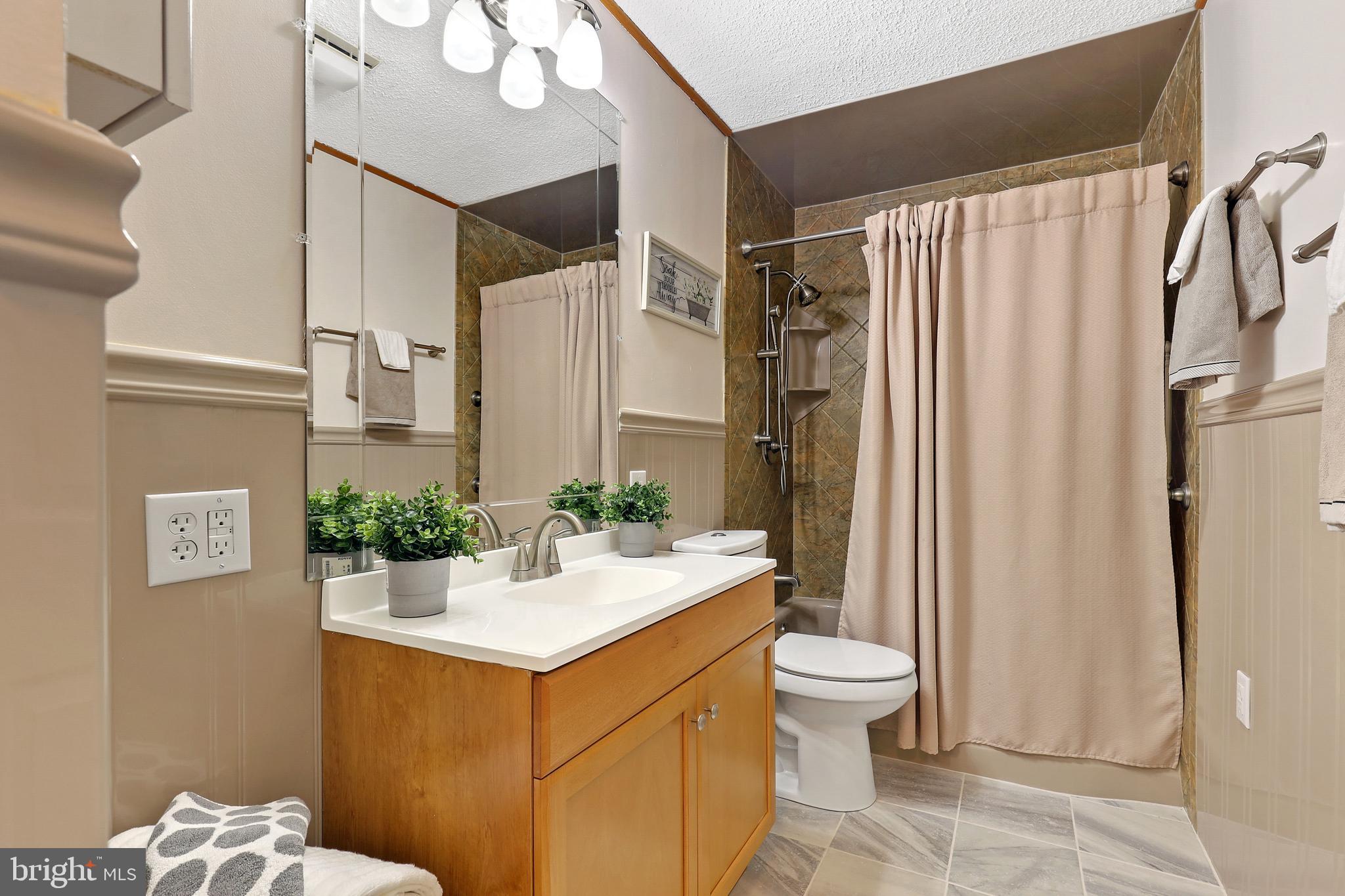 COUNTRY CLUB ESTATES - Residential