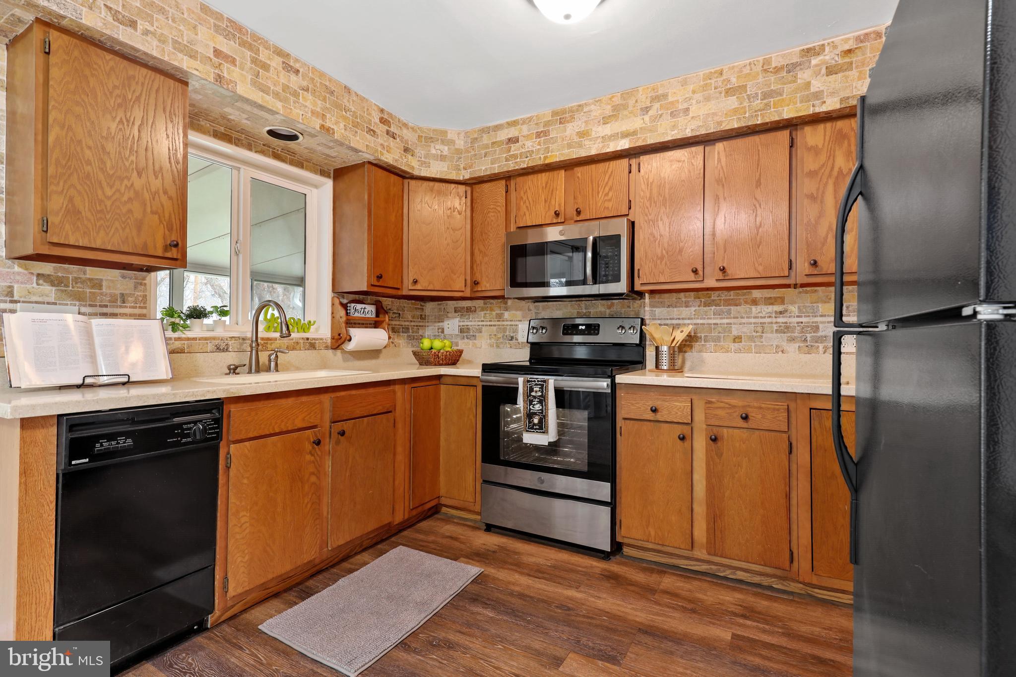 COUNTRY CLUB ESTATES - Residential