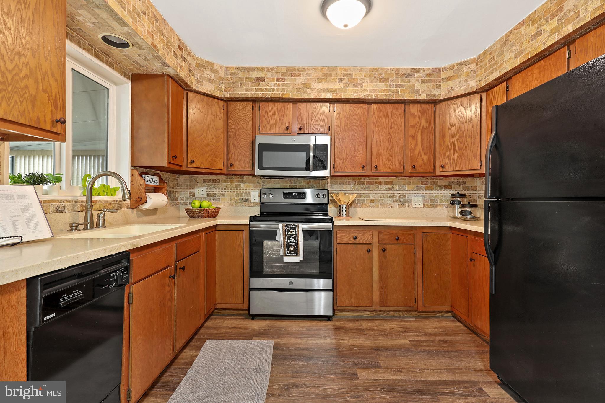 COUNTRY CLUB ESTATES - Residential