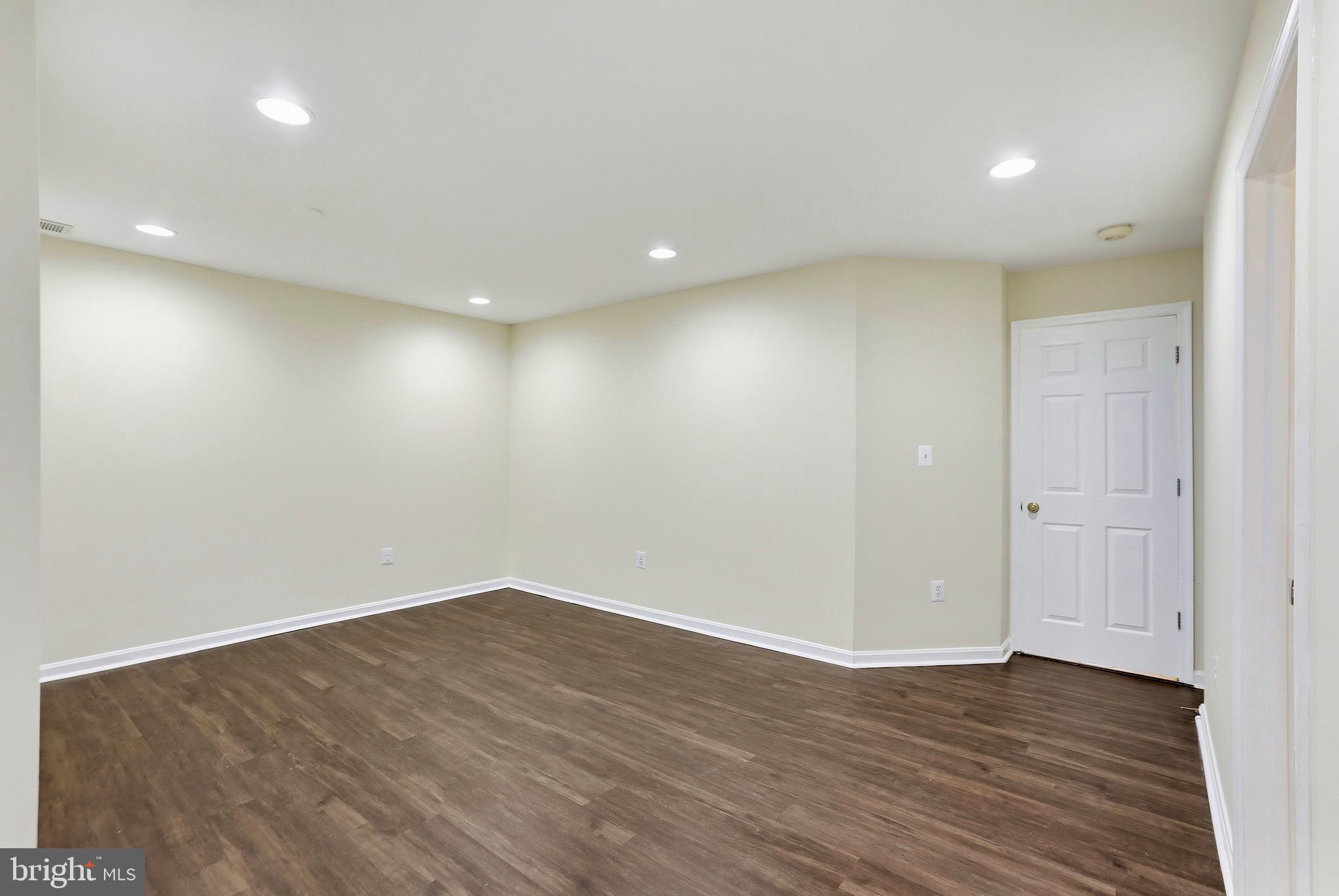 SIGNATURE AT BROADLANDS - Residential