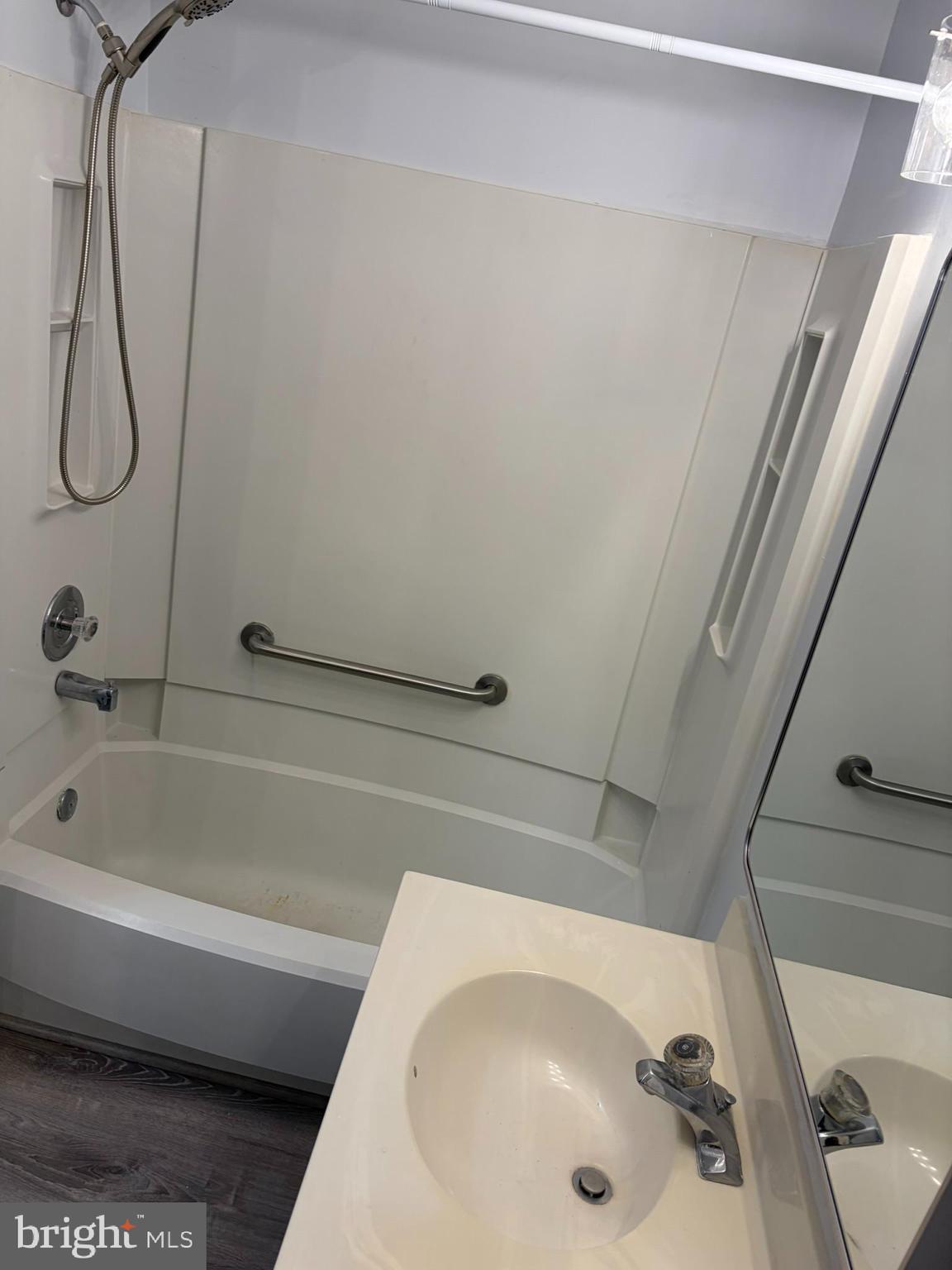 CONSTANT FRIENDSHIP - Residential Lease