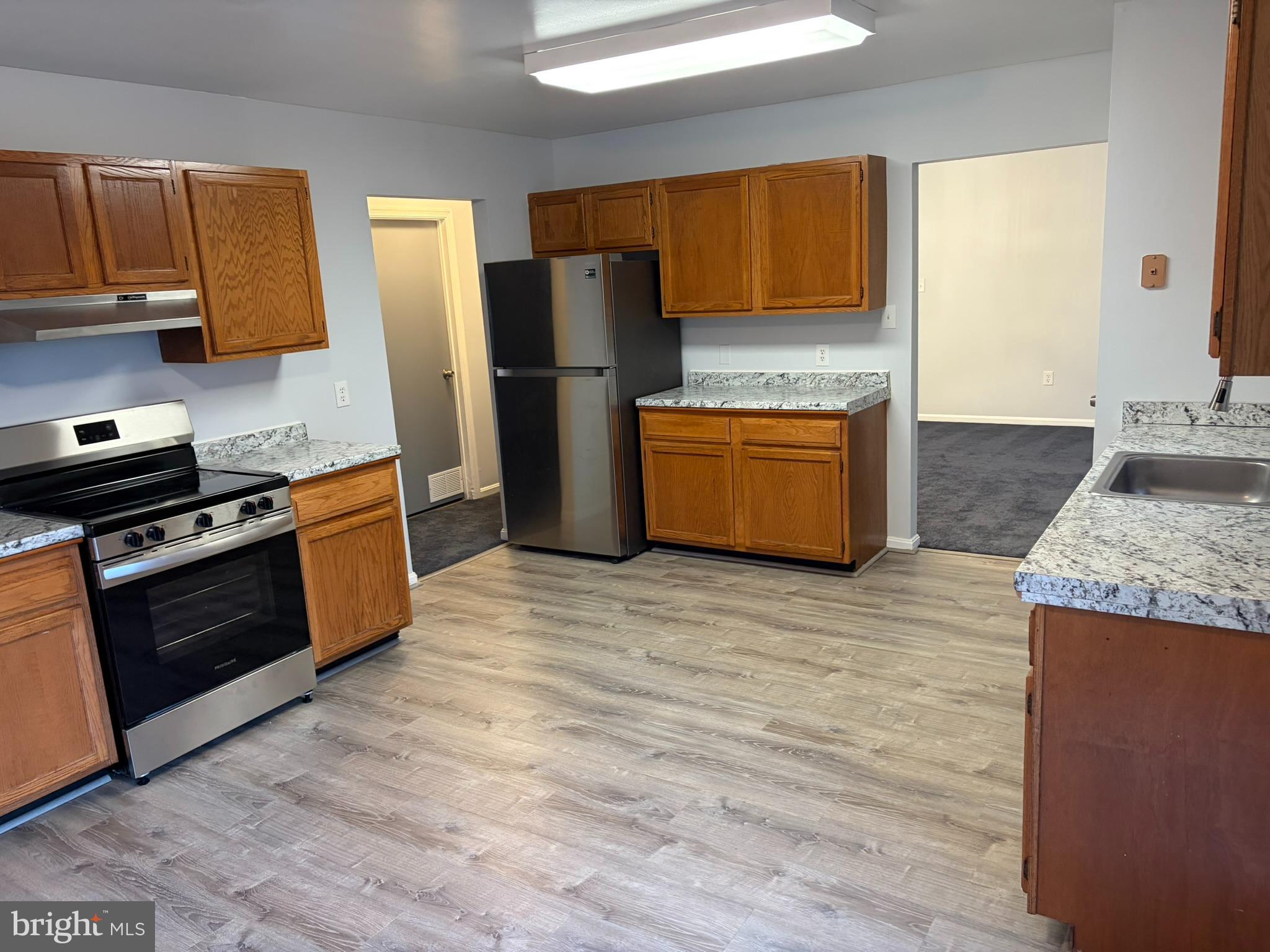 CONSTANT FRIENDSHIP - Residential Lease