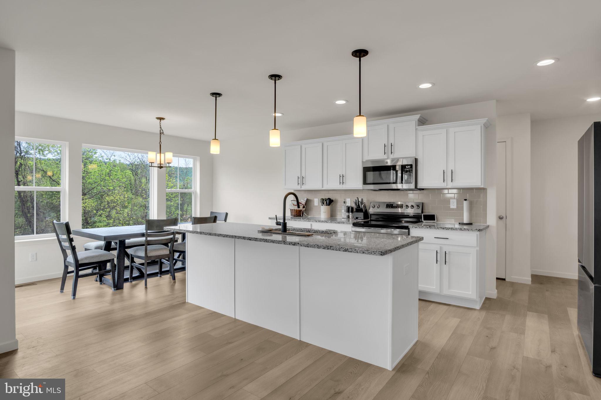 8 WESTON CIR