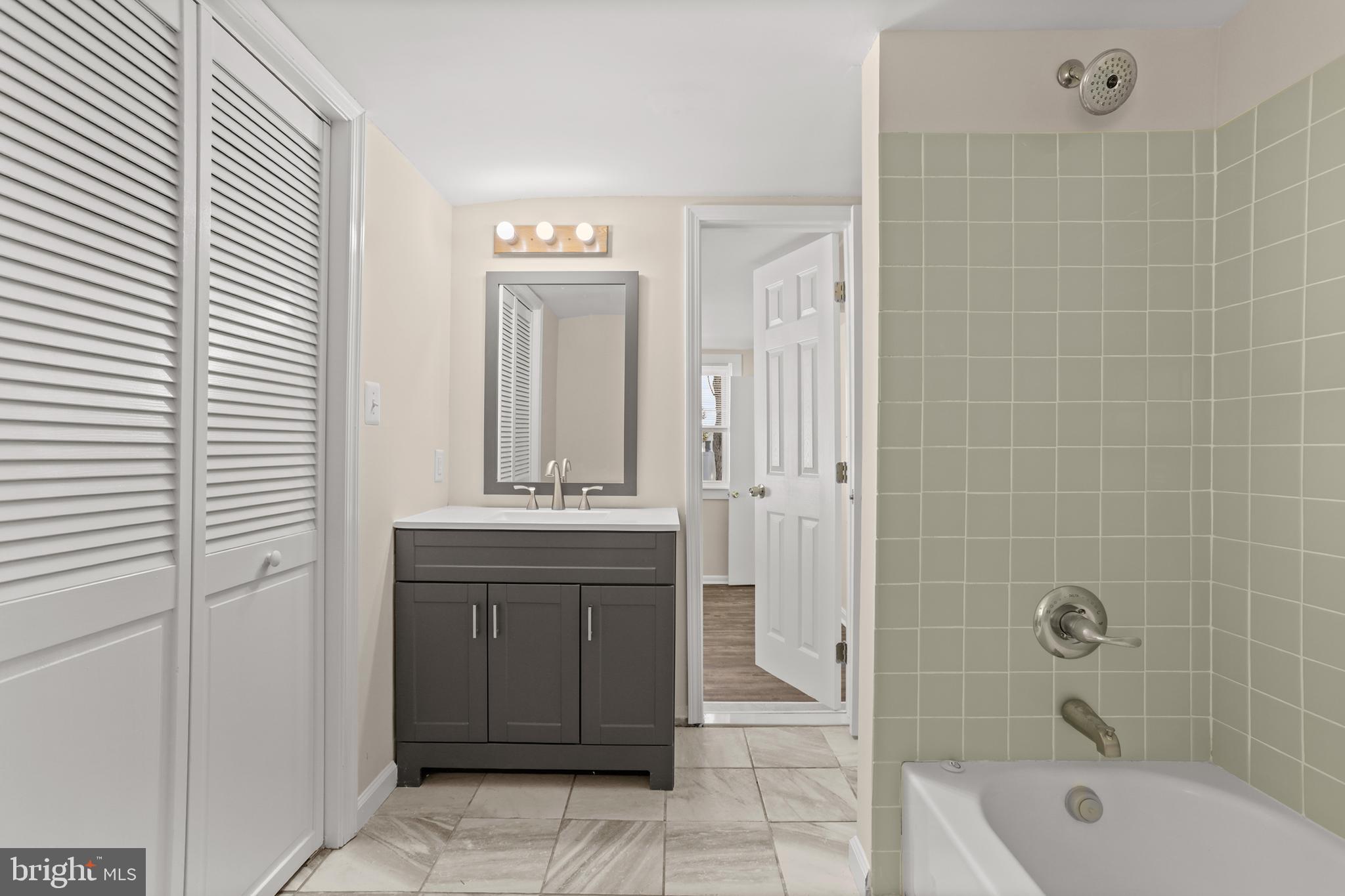 COLONIAL BEACH - Residential