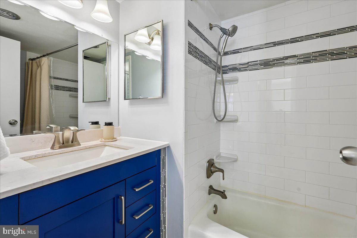 CAMELBACK VILLAGE - Residential