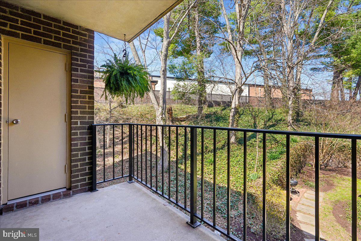 CAMELBACK VILLAGE - Residential