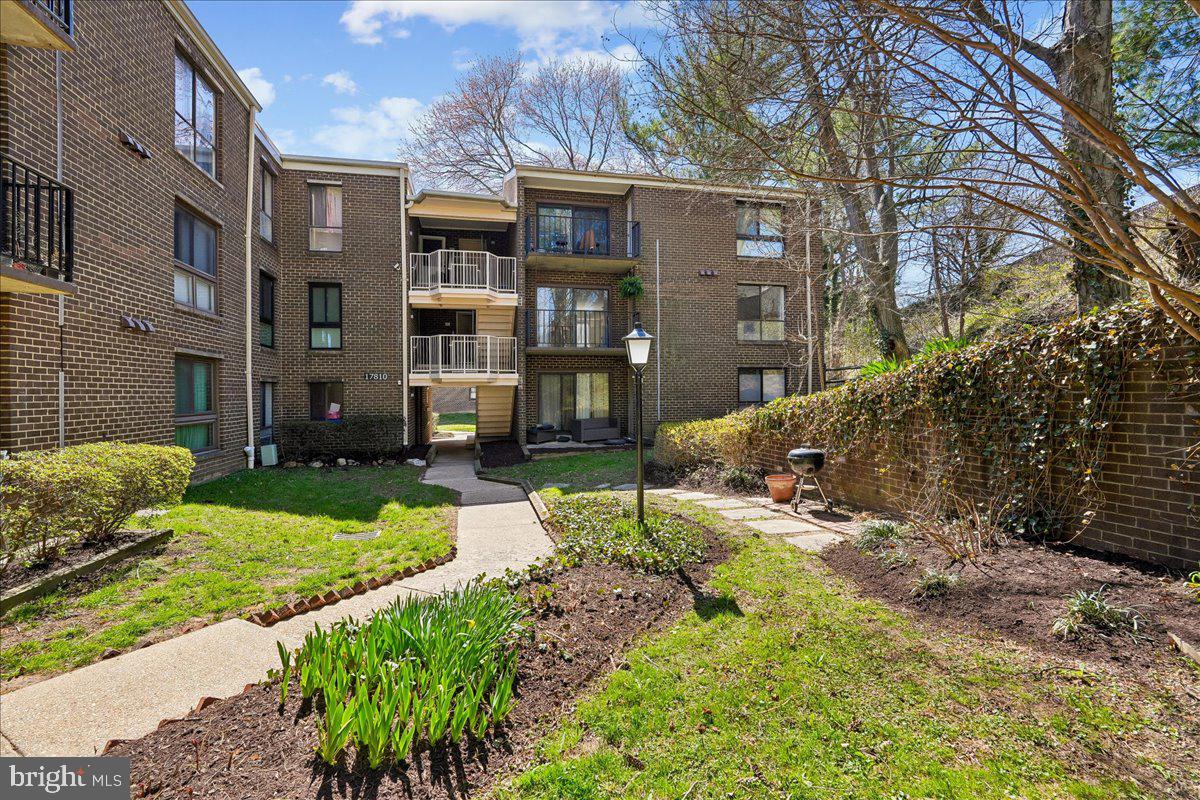 CAMELBACK VILLAGE - Residential