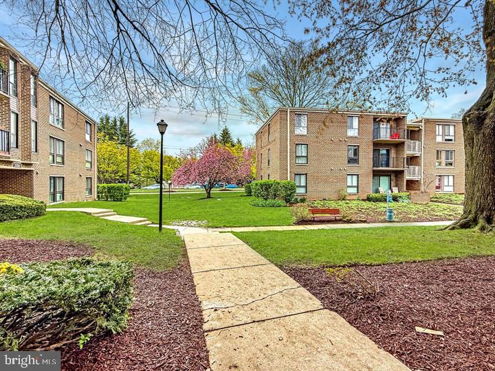 CAMELBACK VILLAGE - Residential