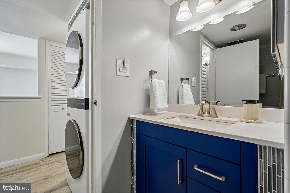 CAMELBACK VILLAGE - Residential