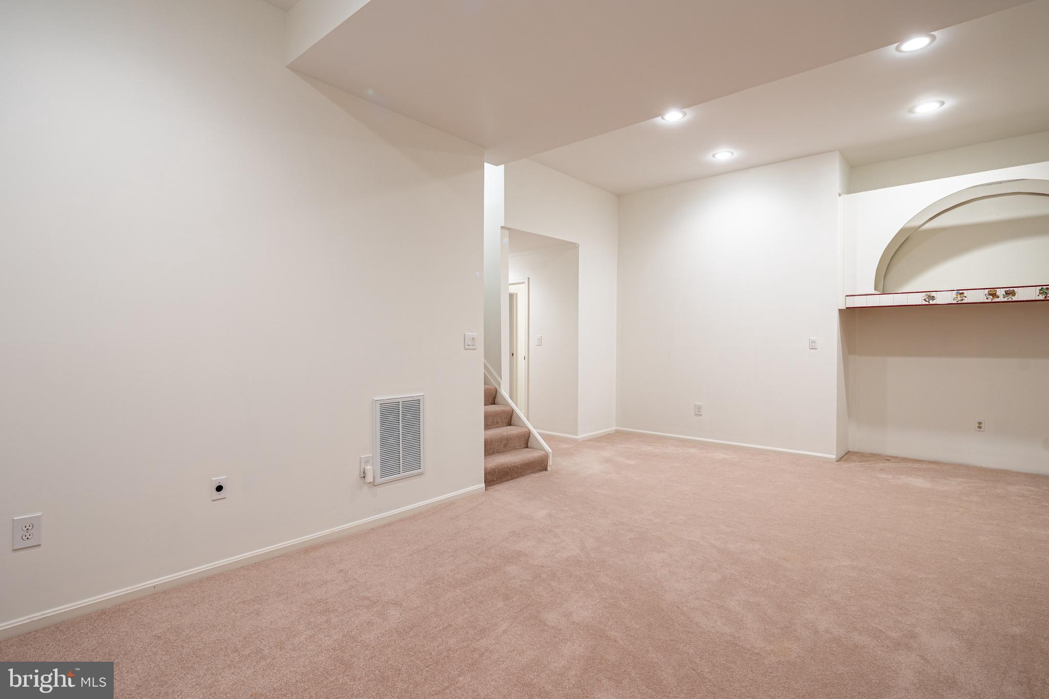 CONGRESSIONAL COUNTRY CLUB ESTATES - Residential