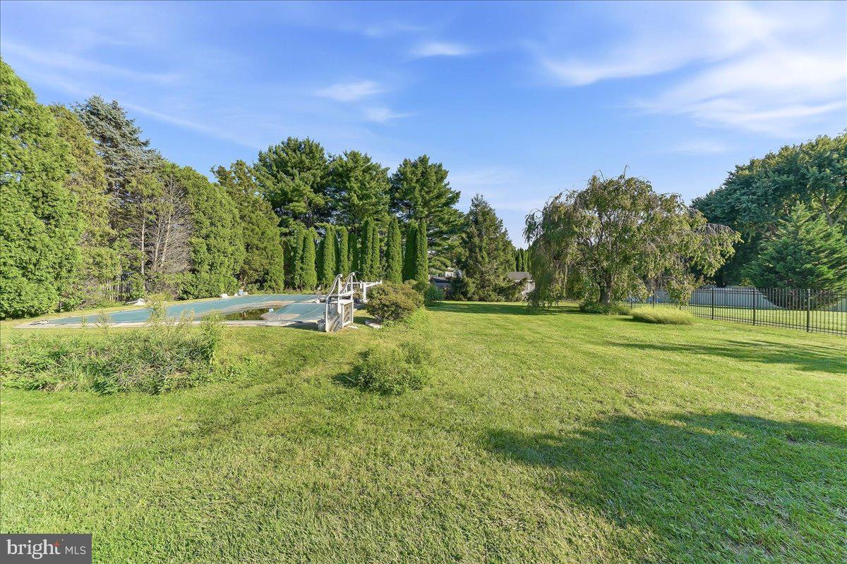 1227 VICTORIA LANE