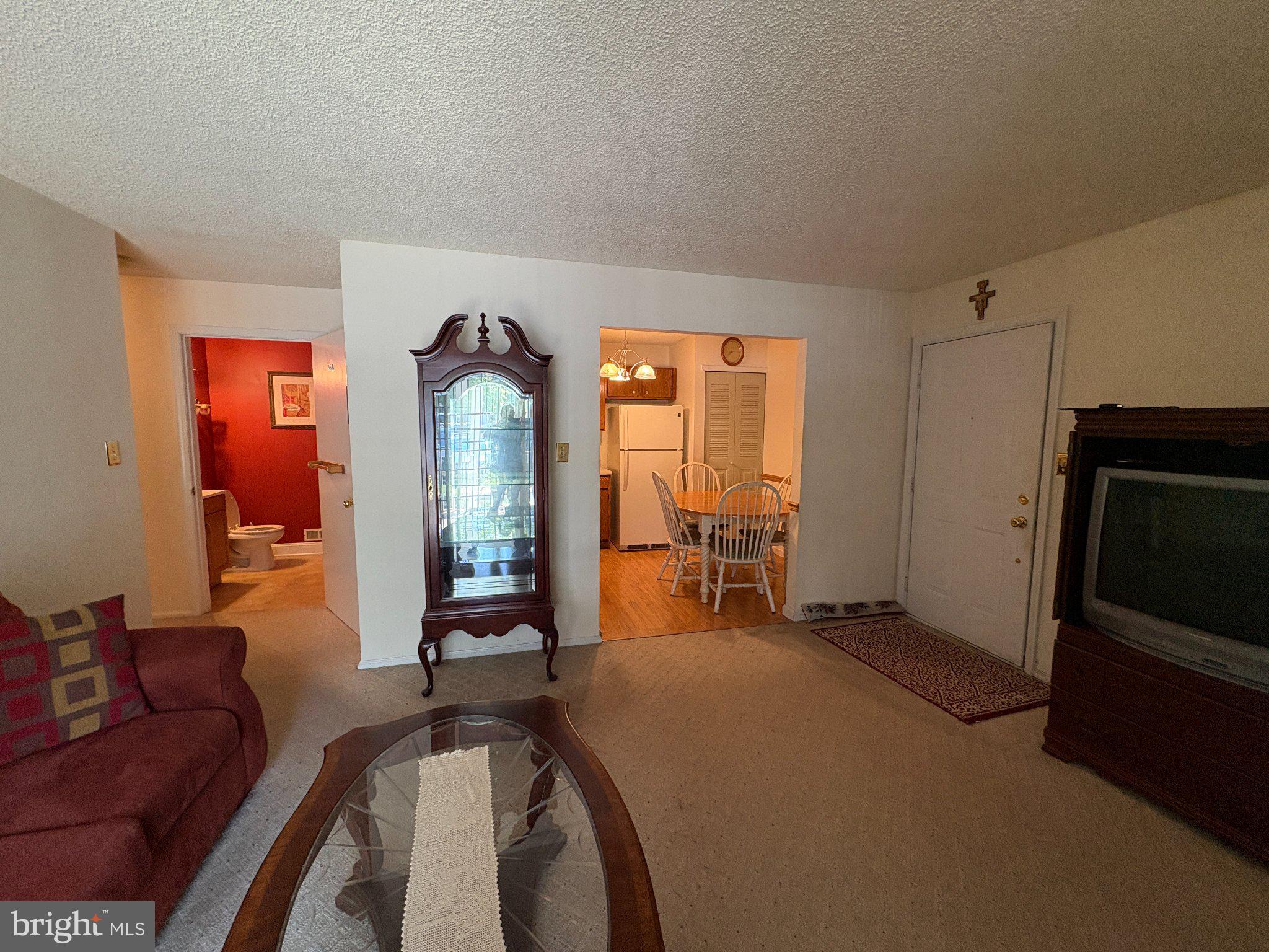 32 VERSAILLES COURT