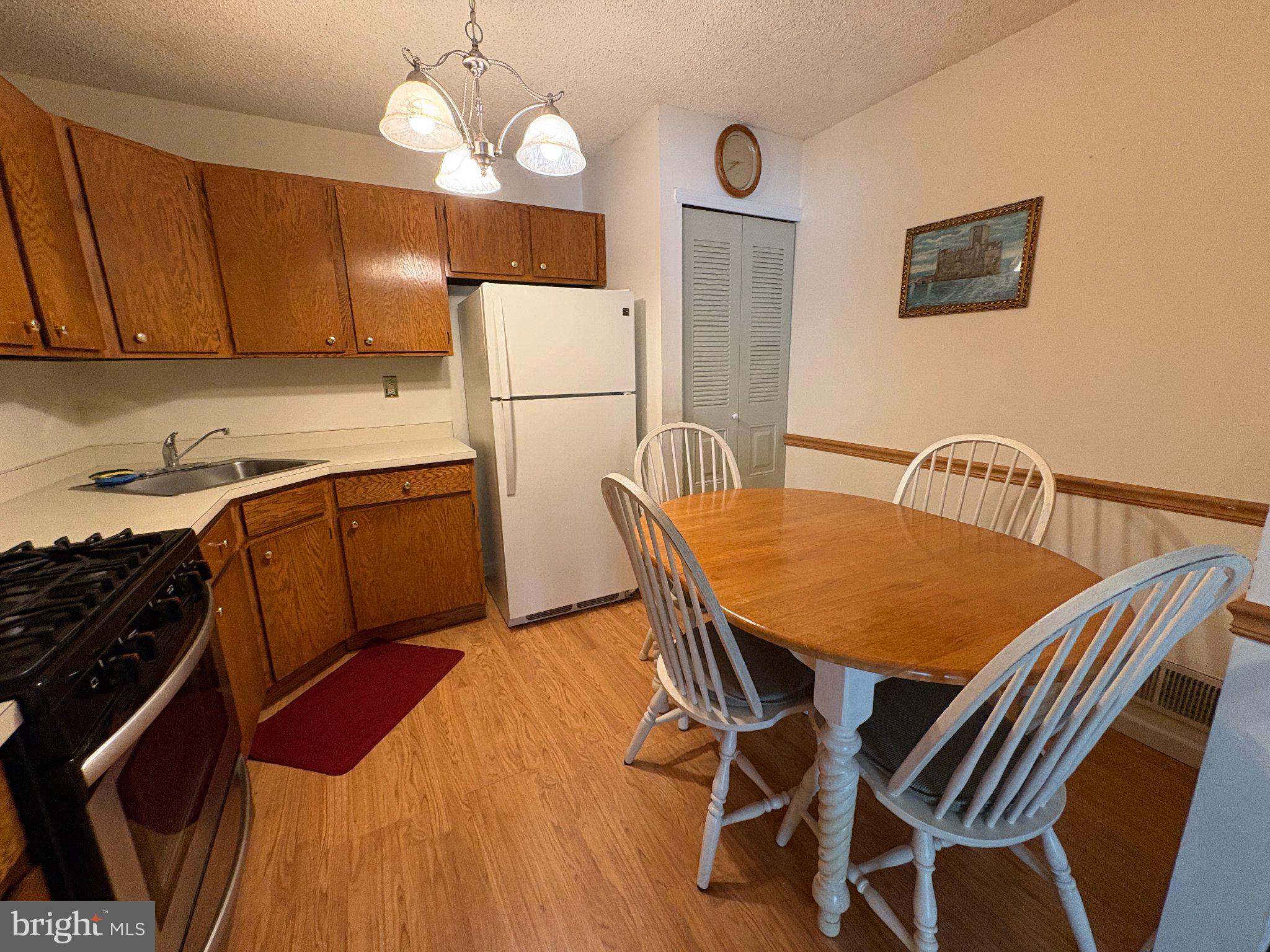 32 VERSAILLES COURT