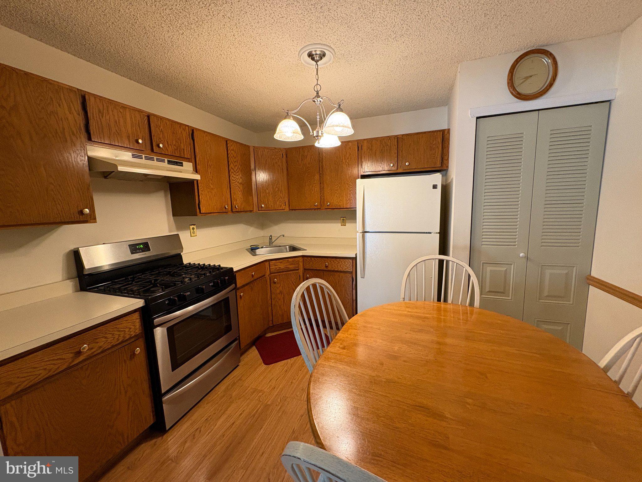 32 VERSAILLES COURT