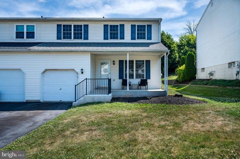 Townhouse For Sale - 391 Sioux Court<br/> READING, PA 19608