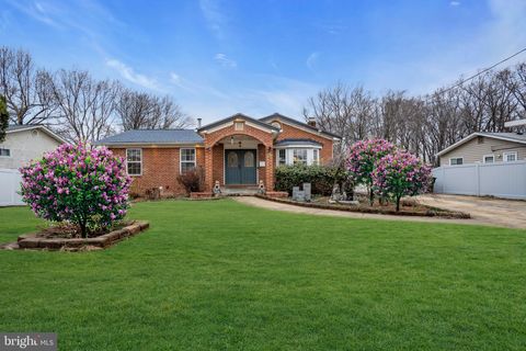 Photo of 7839 Heritage Drive, ANNANDALE, VA 22003 (MLS # VAFX2294298)