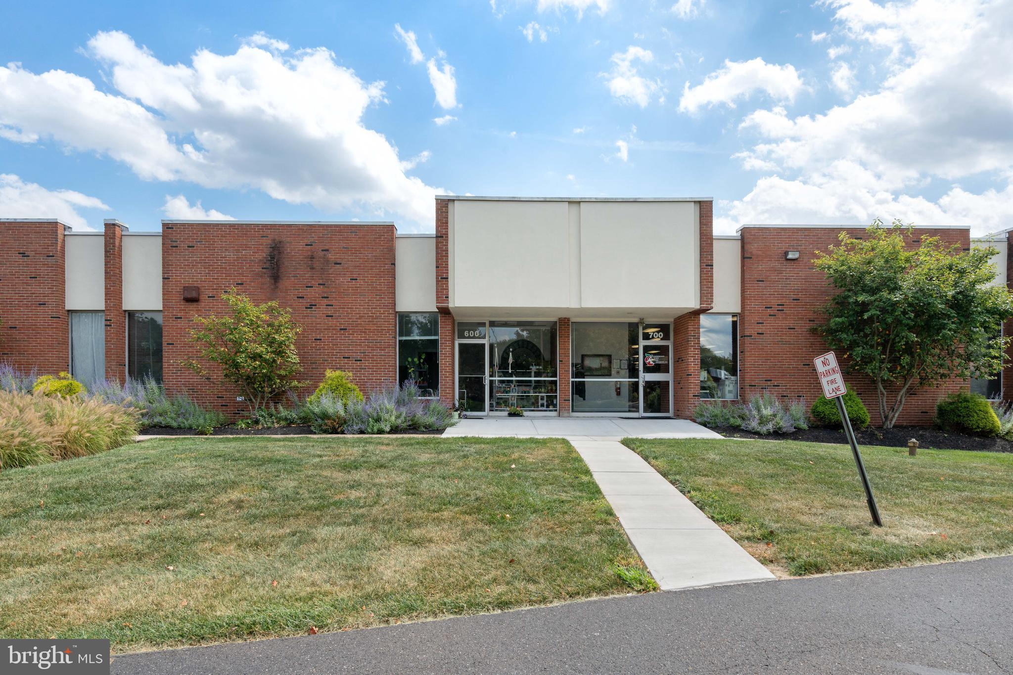 121 FRIENDS LANE 600