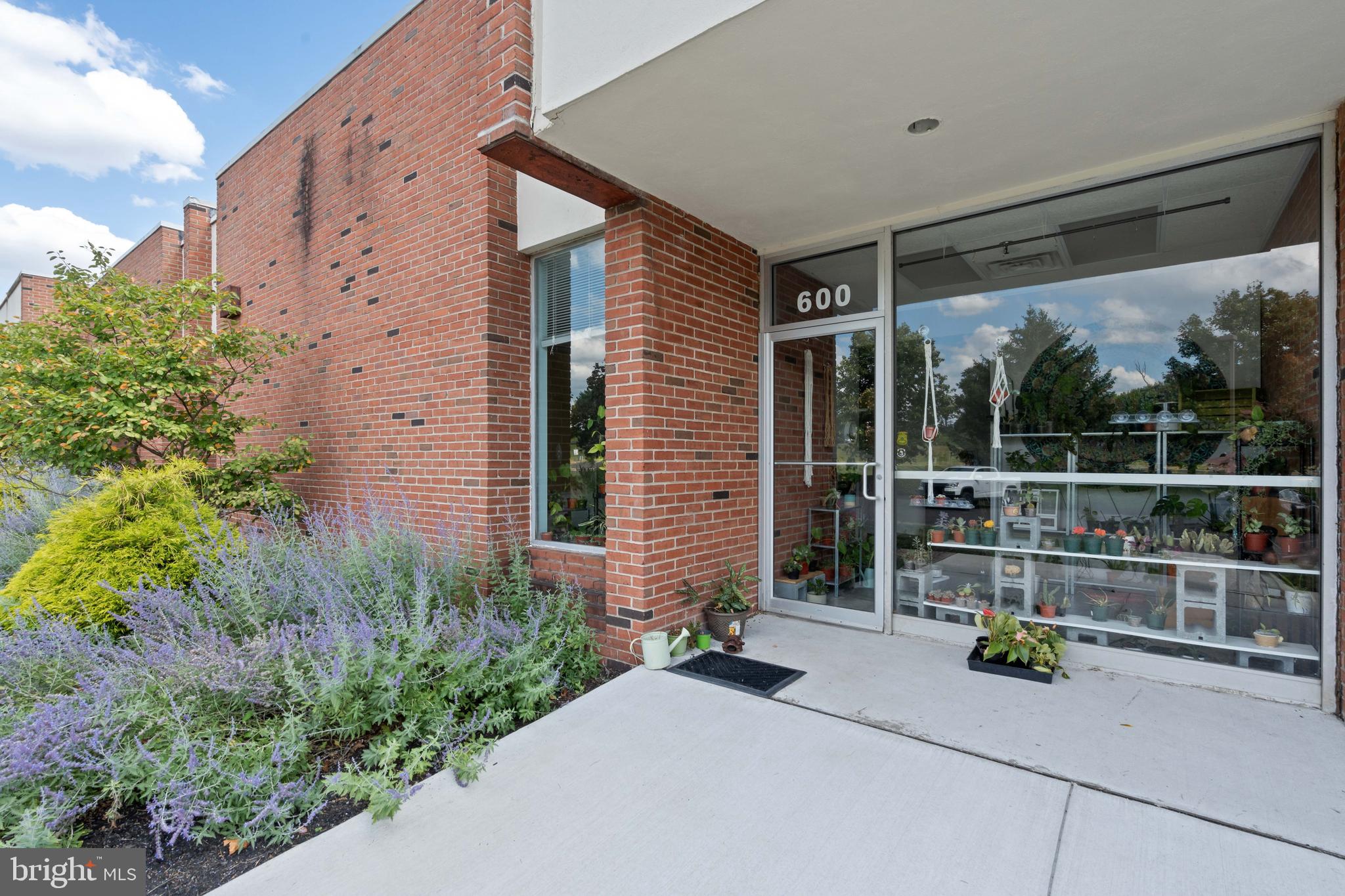 121 FRIENDS LANE 600