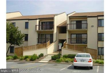 Very well maintained TOP FLOOR UNIT..At corner of Blgd for added Peace & Quiet.. Large One br layout.. Unit has its own Washer & Dryer.. All Utilities incl in the condo fee..