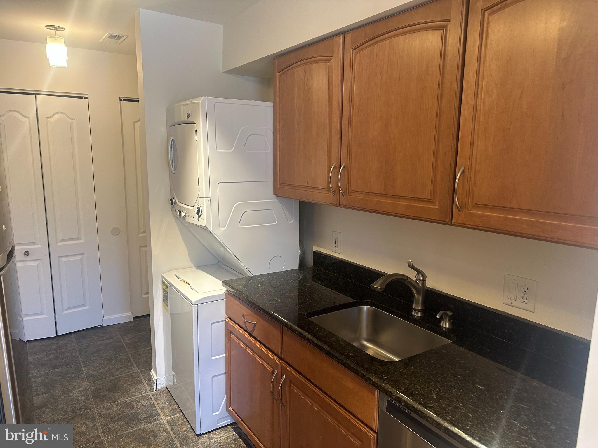 VILLAGE OF MONTGOMERY RUN - Residential Lease