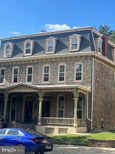 Spacious one bedroom apartment in University City, just steps from Drexel University. Conveniently located near coffee shops, restaurants, and public transportation.