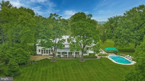 1803 APPLE TREE LN E BETHLEHEM PA 18015