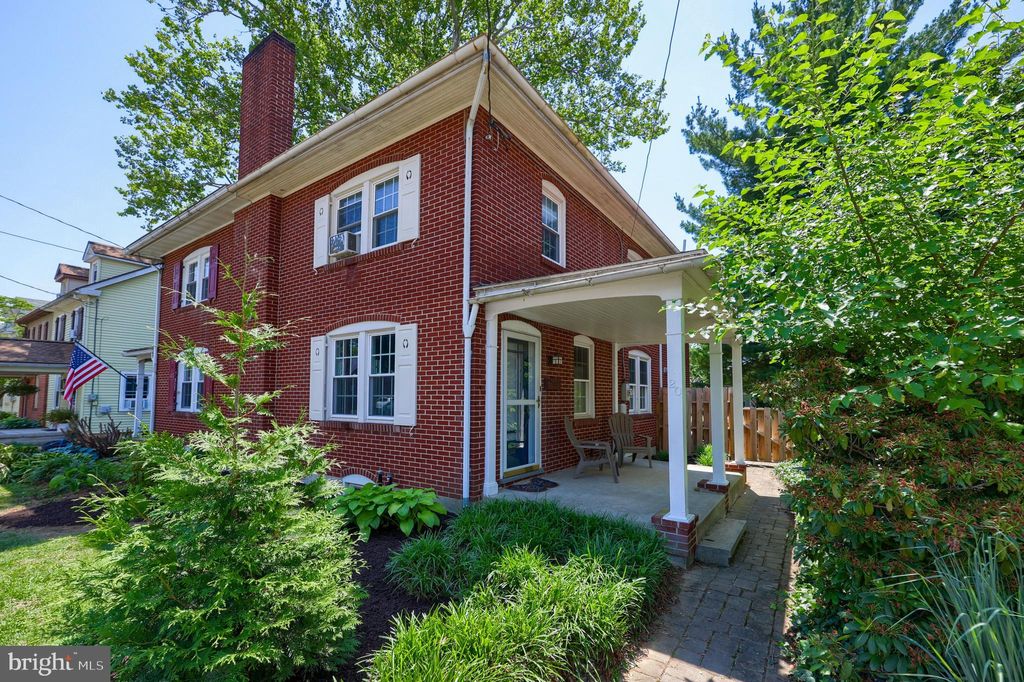 Photo of 20 E Market Street, Lititz, PA 17543 (MLS # PALA2052628)