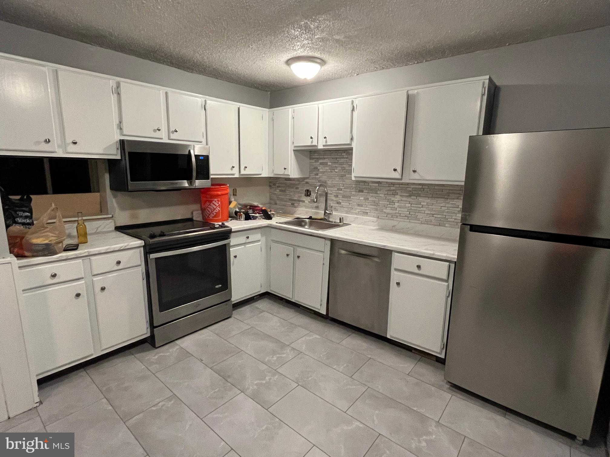 CARROLL PARK MANOR - Residential Lease