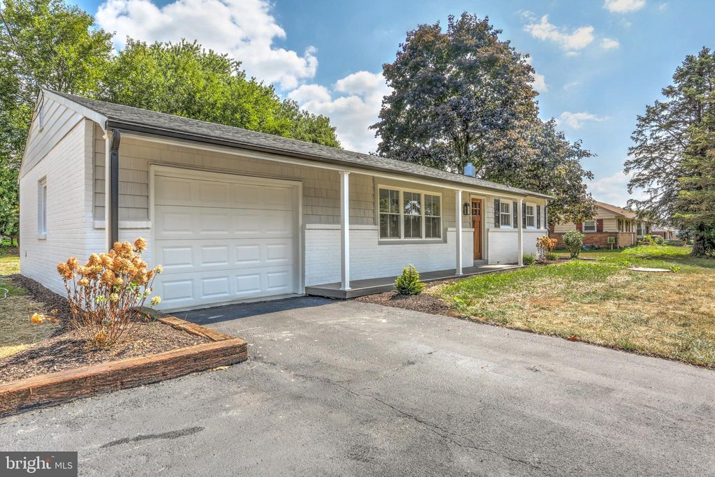 Photo of 31 FARMLAND RD, LEOLA, PA 17540 (MLS # PALA2040502)