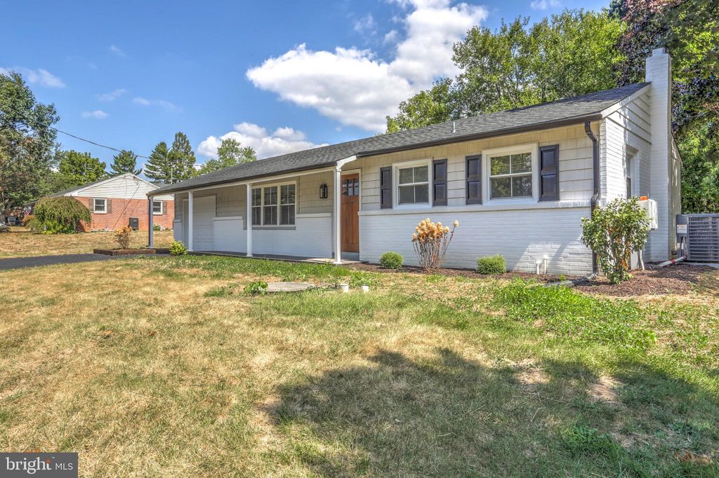 Photo of 31 FARMLAND RD, LEOLA, PA 17540 (MLS # PALA2040502)