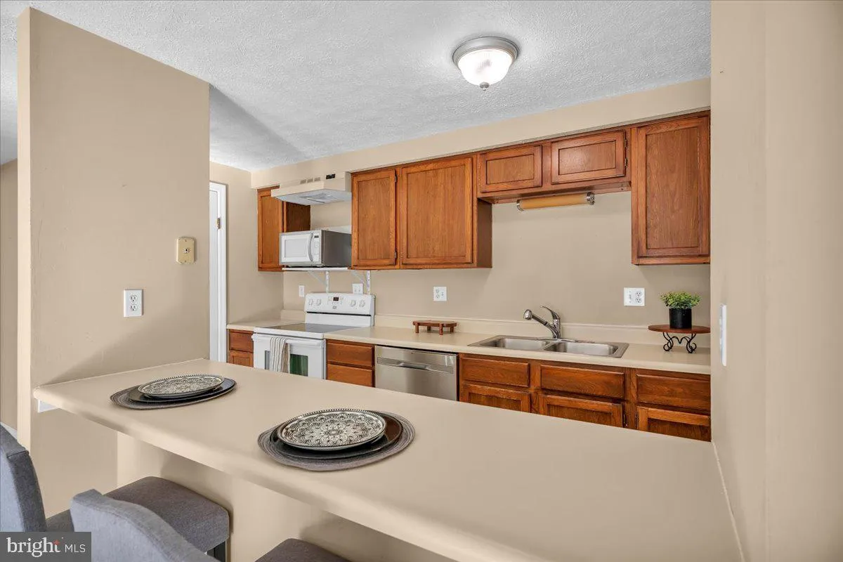 Marlton, New Jersey 08053, United States, 2 Bedrooms Bedrooms, ,2 BathroomsBathrooms,Residential,Contingent,230072