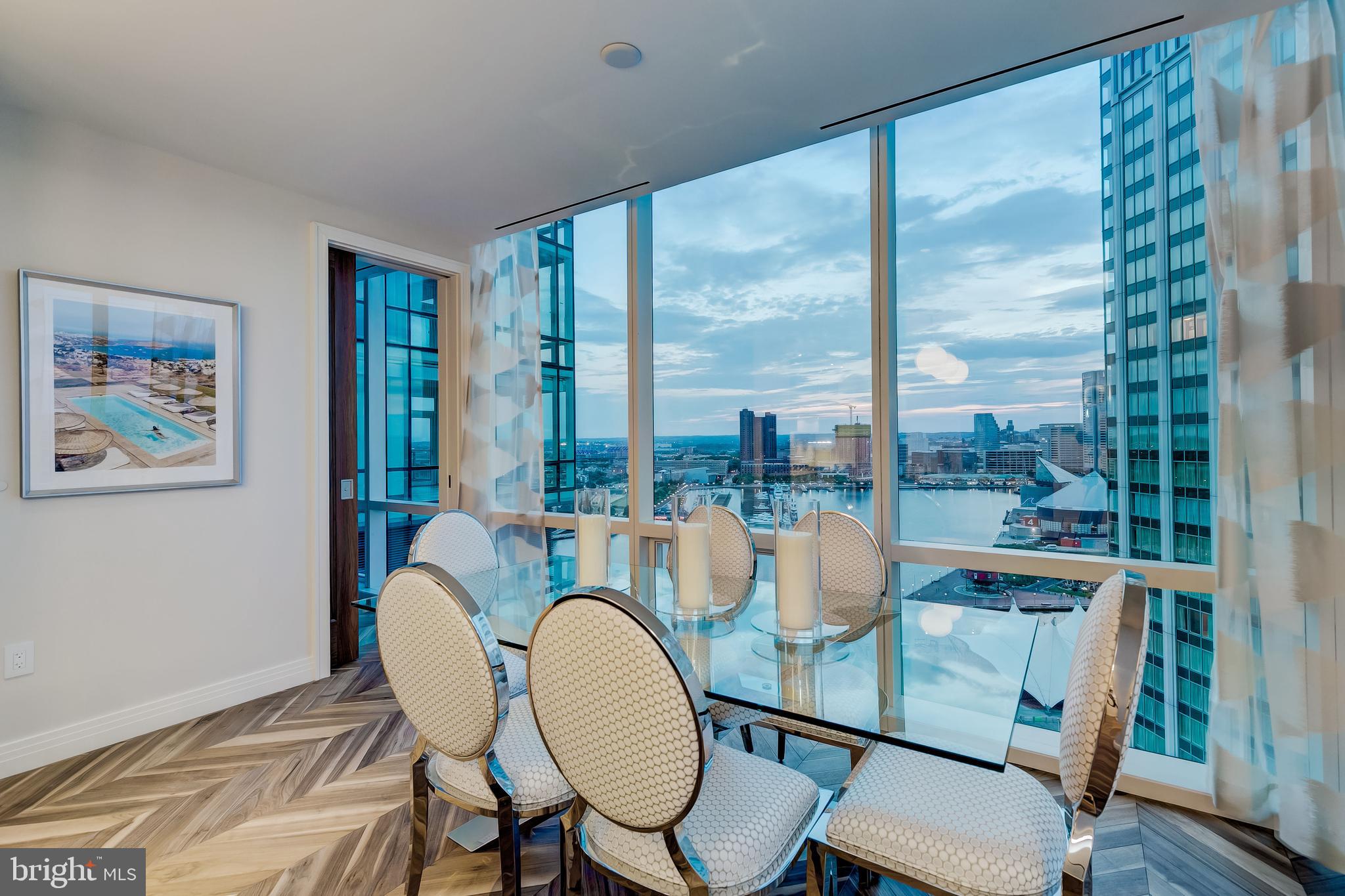 FOUR SEASONS PRIVATE RESIDENCES - Residential