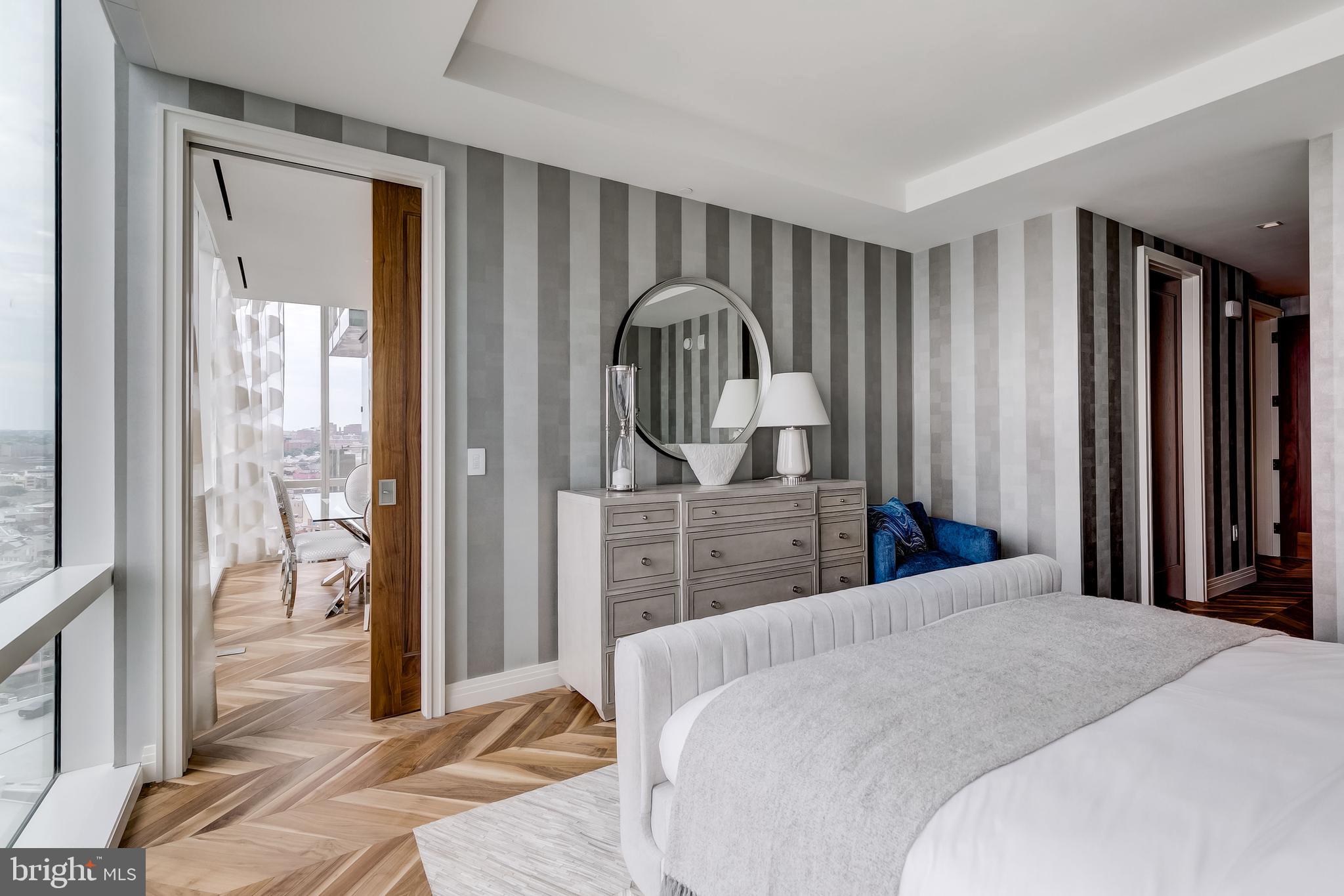 FOUR SEASONS PRIVATE RESIDENCES - Residential