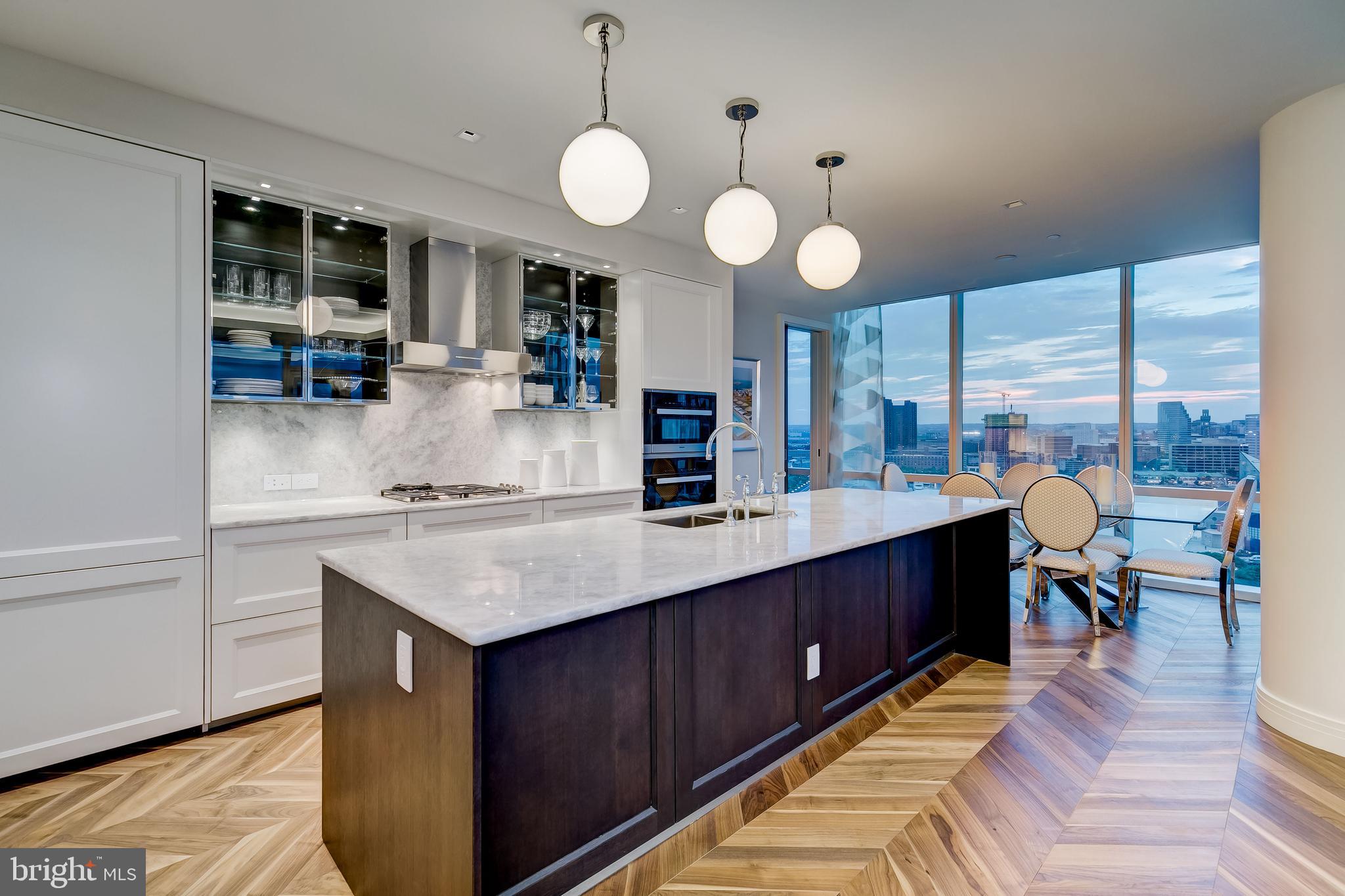 FOUR SEASONS PRIVATE RESIDENCES - Residential