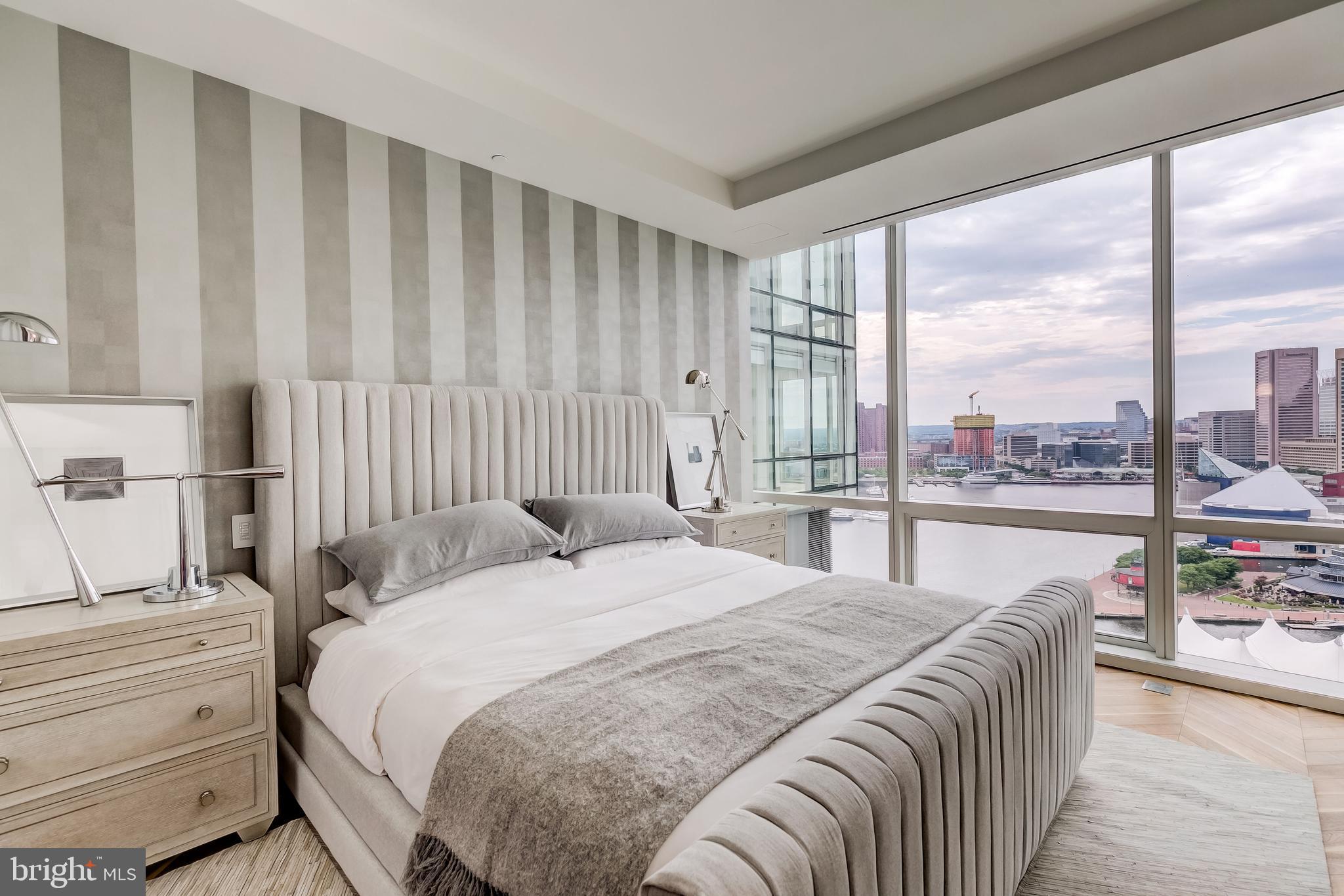 FOUR SEASONS PRIVATE RESIDENCES - Residential